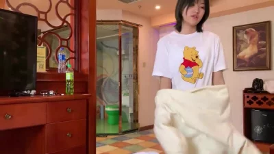 只发精品，约炮活泼可爱美女嫩妹全程露脸玩SM清晰对白